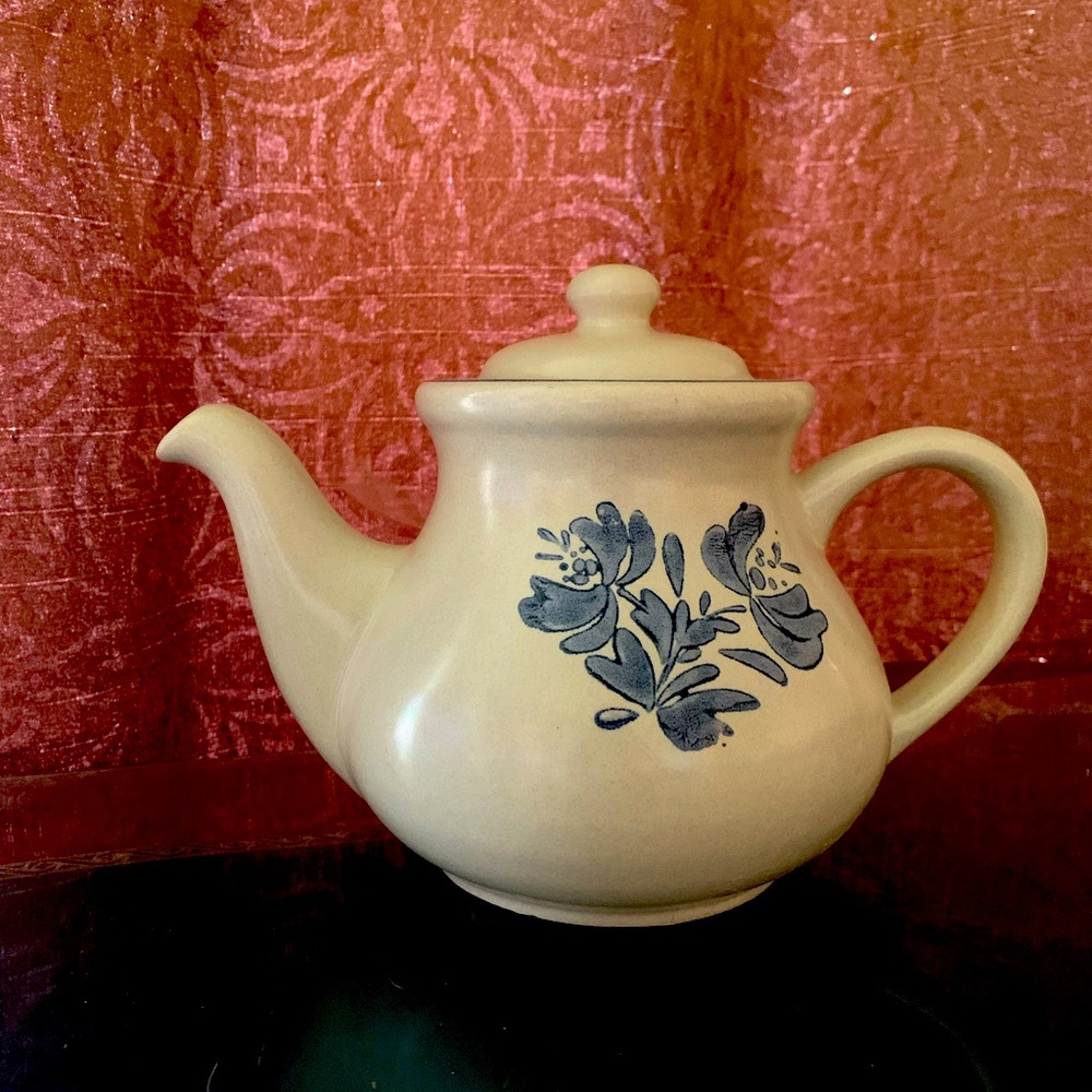 Pfaltzgraff Yorktowne teapot